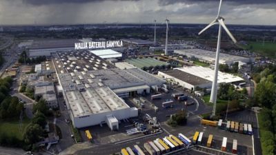 Pirmojoje „Volvo Trucks” akumuliatorių gamykloje Belgijoje bus surenkami sunkiasvorių elektrinių sunkvežimių baterijų blokai.