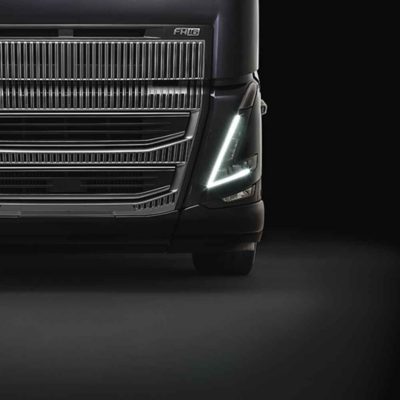 Lähikuva Volvo FH16:n ajovalosta