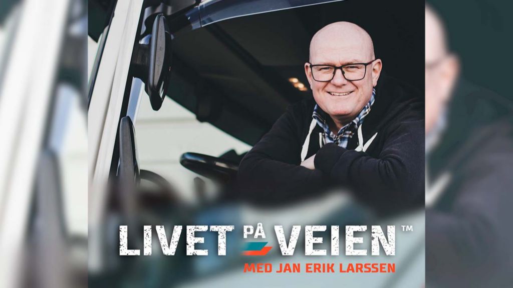 Jan Erik Larssen i førerhuset på lastebil. 