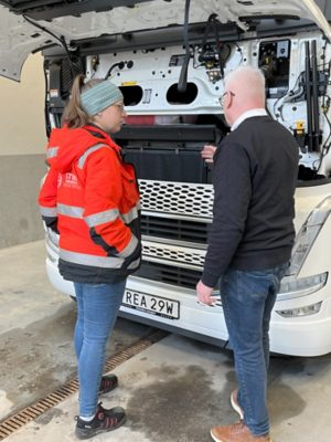 Lotta får en visning av sin nya Volvo FHE av säljare Jerker Rosén