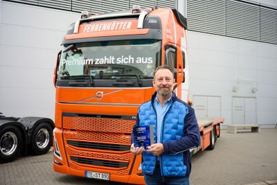 Christoph Fitz, Director New Vehicle Sales und Geschäftsführer der Volvo Trucks Vertriebs GmbH in Deutschland, nahm den Preis im Rahmen der IAA Transportation 2024 entgegen. 