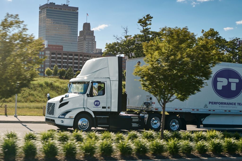 Maersk faz pedido recorde de caminhões elétricos Volvo