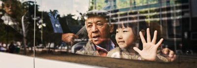 Un hombre y una niña en la ventana del autobús
