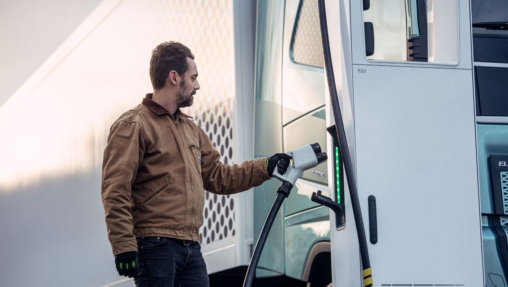 Mann beim Laden eines Elektro-Lkw