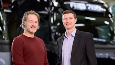 Marcos Weingaertner, produktový manažér v spoločnosti Volvo Trucks, a Ivar Sahlén, hlavný projektový manažér v spoločnosti Volvo Group Trucks Technology Powertrain.