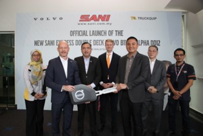 Mats Nilsson handing over mock key to Wan Mohd Iskandar bin Dato Salleh Group Managing Director of Sani Express