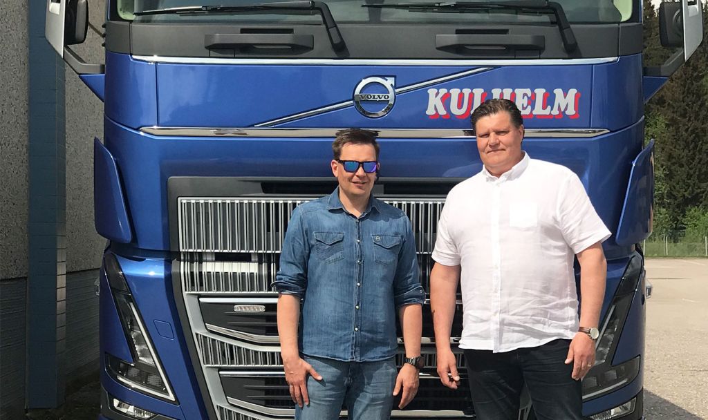 Matti Kulhelm yhdessä Volvo Trucks -myyjä Janne Kangaskolkan kanssa