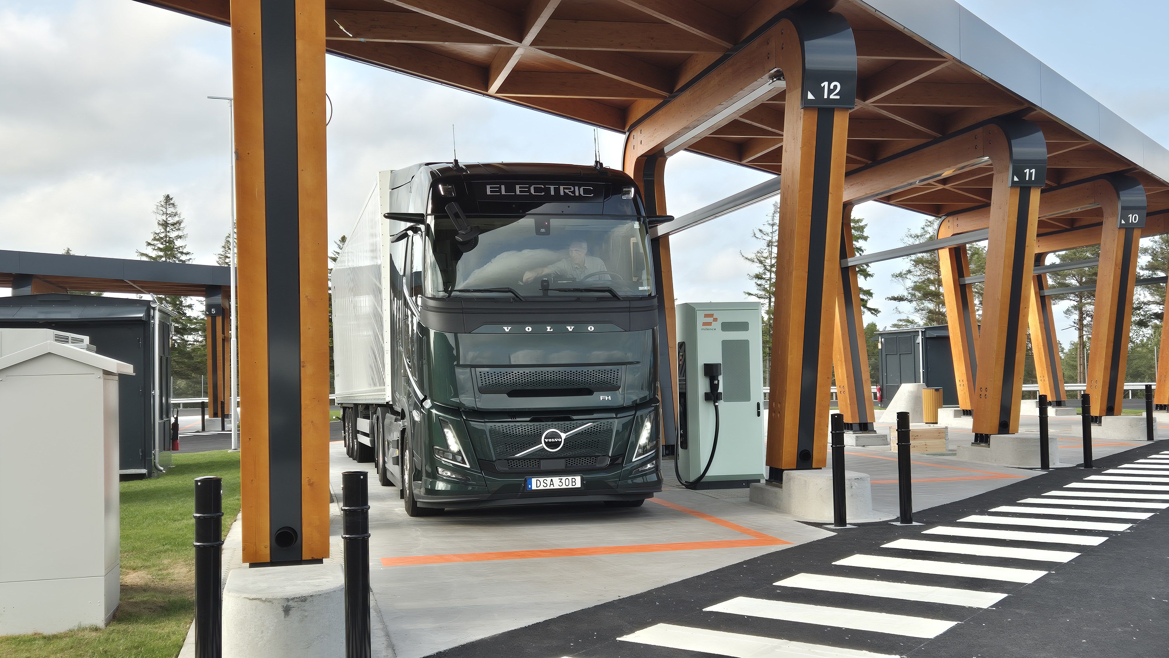 Volvo FH Electric laddar hos Milance