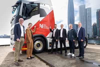 L-R: Glen Thoms, Supply Chain Director, Unilever, Brooke Sprott, Head of Corporate Affairs and Sustainability, Unilever, Daniel Bleakley, Co-CEO, New Energy Transport, Fredrik Pehrsson, Co-CEO, New Energy Transport, Roger Alm, Executive Vice President of Volvo Group and President of Volvo Trucks, Martin Merrick, President & CEO, Volvo Group Australia 