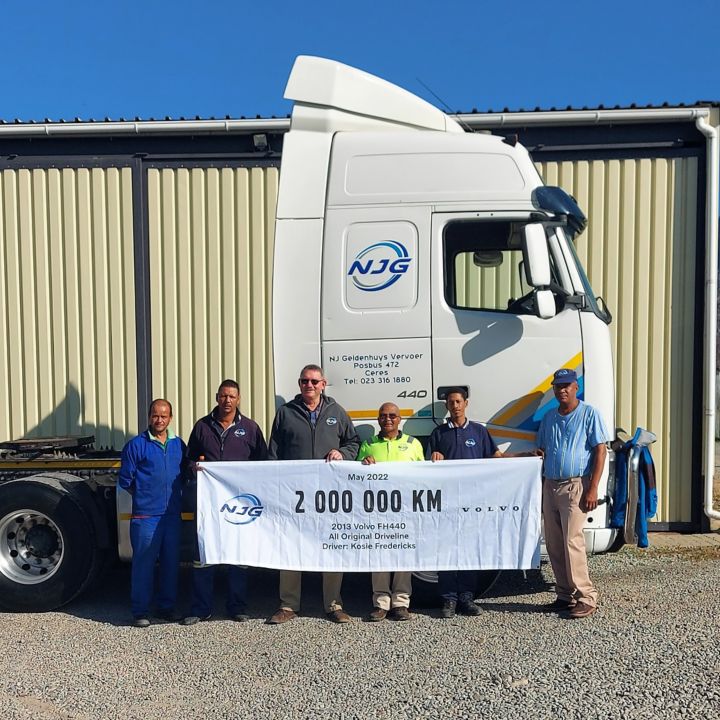 NJ Geldenhuys and driver Kosie Fredericks with the Volvo FH 440 that has clocked 2 million kilometers