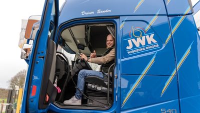 Chauffeur Sander van Pagee achter het stuur van zijn nieuwe Volvo FH Aero