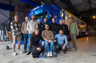 Betrokkenen bij terugkrijgen rijbewijs chauffeur Sander van Pagee op vrachtwagen, bij nieuwe Volvo FH Aero