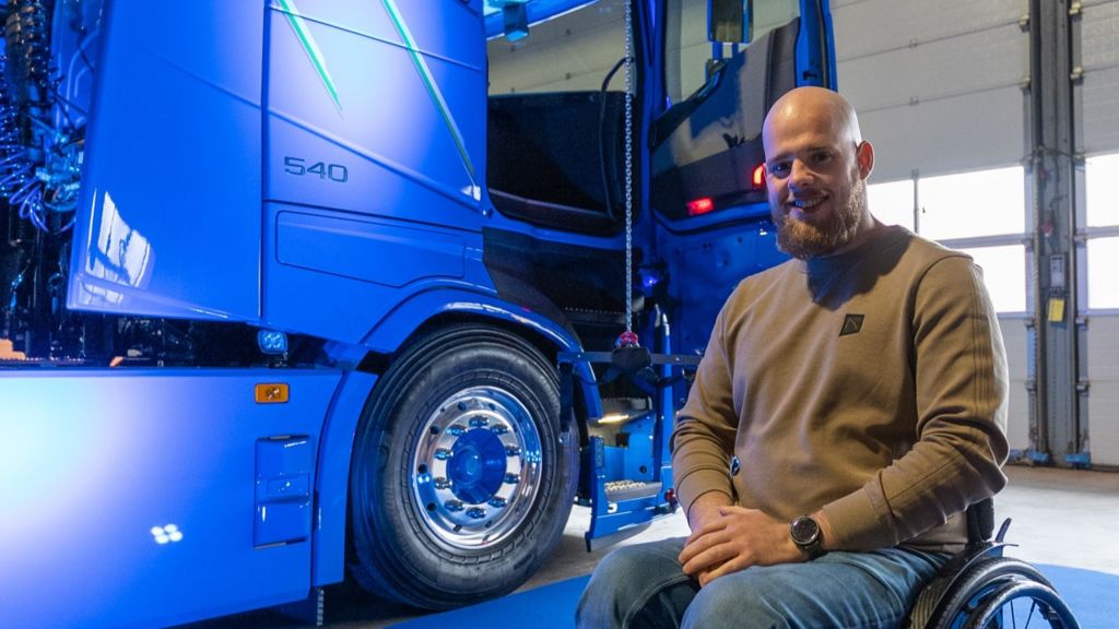 Chauffeur Sander van Pagee keert na oplopen van dwarslaesie terug achter het stuur van een nieuwe Volvo FH Aero bij Wiskerke Onions