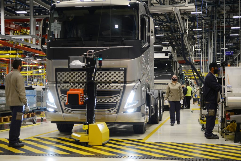 Volvo inicia produção em série dos novos caminhões FH, FM e FMX no Brasil