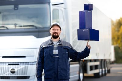 Dalių atstovas perduoda detalę technikui