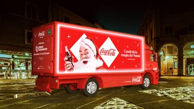 Babbo Natale quest’anno viaggerà a bordo di un Volvo FL Electric con due partner d’eccellenza, Coca-Cola e ABB.