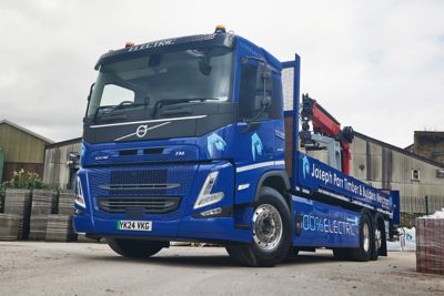 Joseph Parr (Alco) has taken delivery of a Volvo FM Electric 6x2 rigid, believed to be the first zero-tailpipe heavy-duty truck working for a builders’ merchants in the UK. 