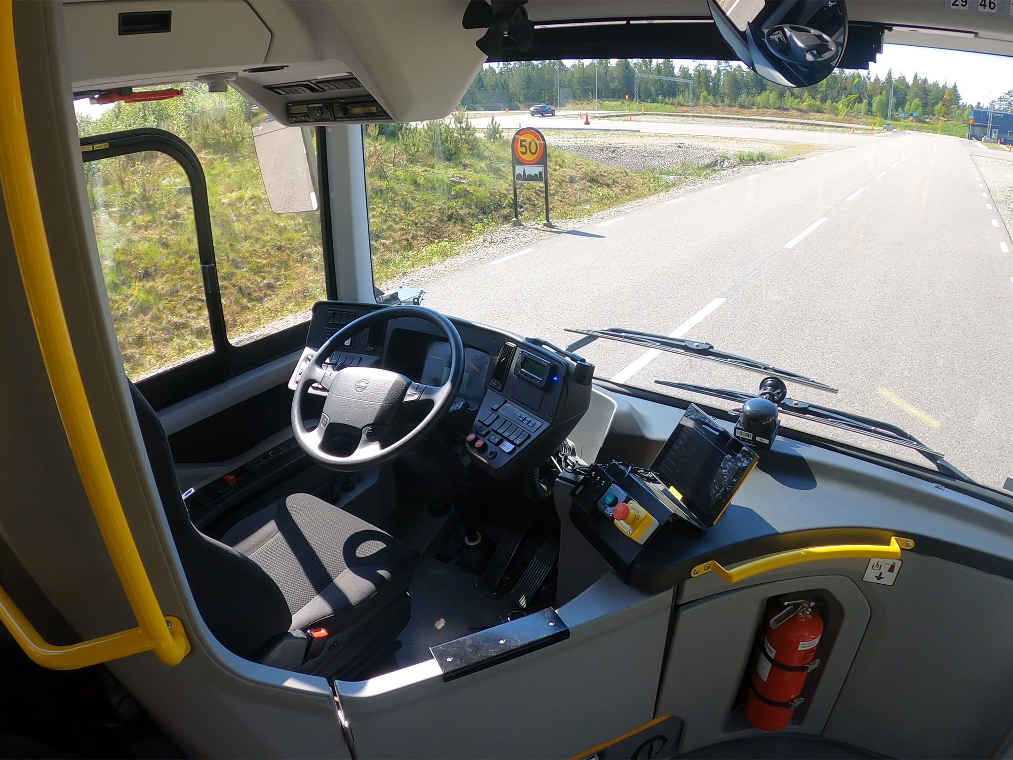 Interior delantero de un autobús Volvo