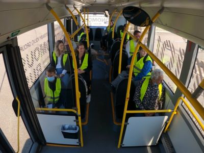 The study involved 22 passengers divided into three different groups. In order not to affect their reactions during the ride, the participants were filmed with a camera mounted in the bus.