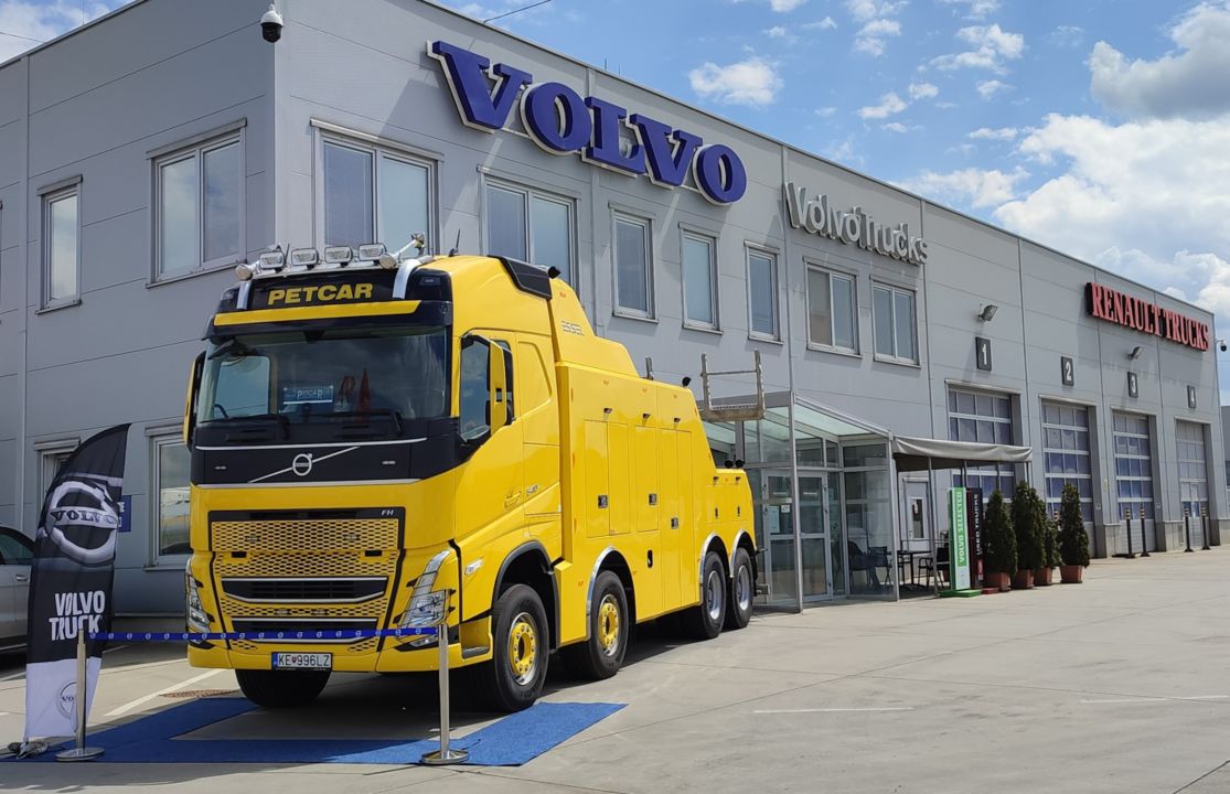Vyprosťovací a odťahový špeciál spoločnosti PETCAR SERVIS, s.r.o. na podvozku Volvo Trucks