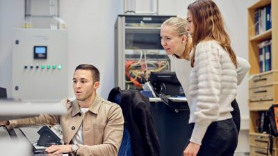 Tre Volvo anställda i det nya labbet för batteriutveckling