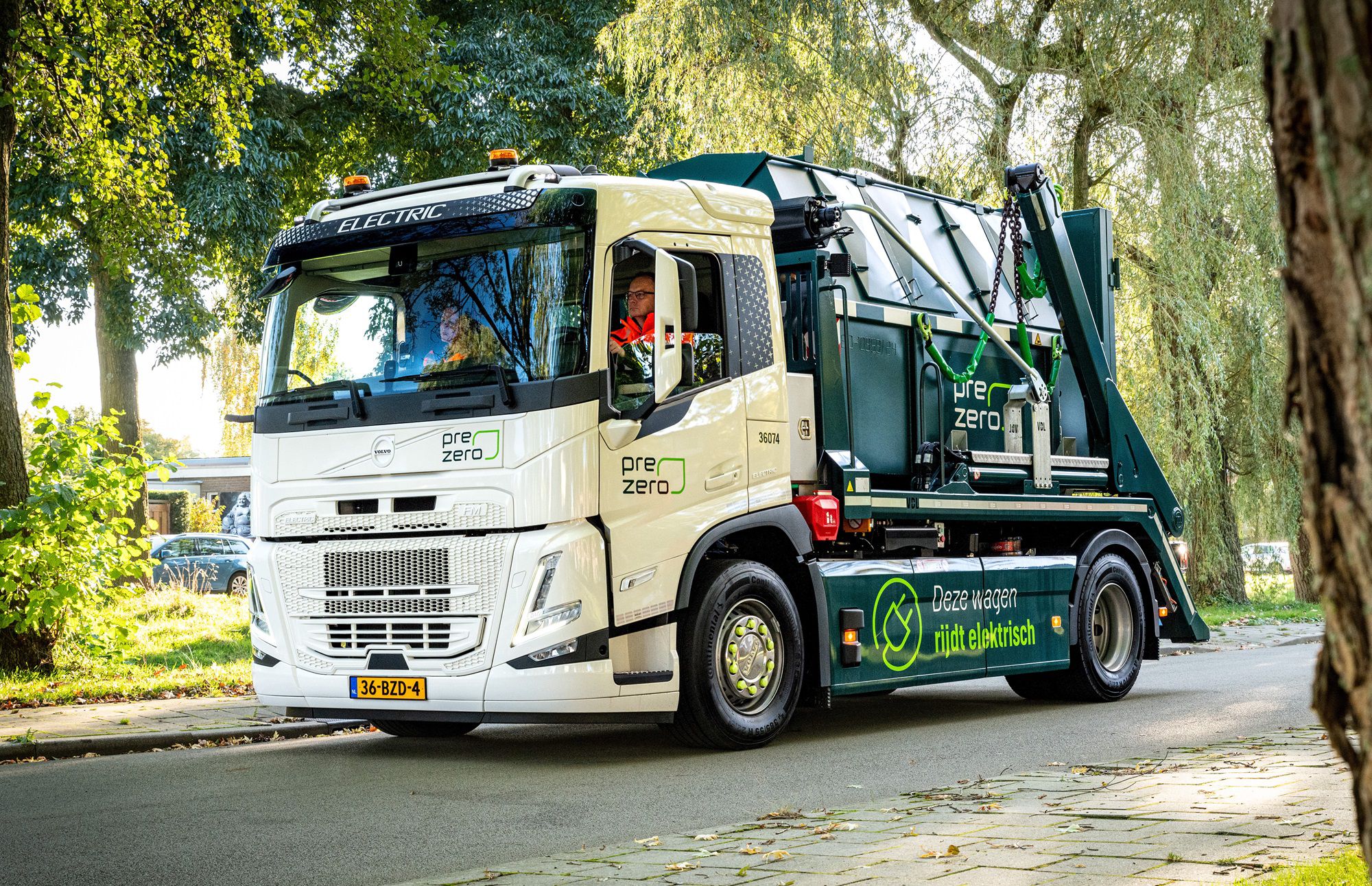 Afvalverwerkings- en recyclingbedrijf PreZero heeft 32 Volvo elektrische Volvo FM-trucks in diverse configuraties aan het wagenpark toegevoegd