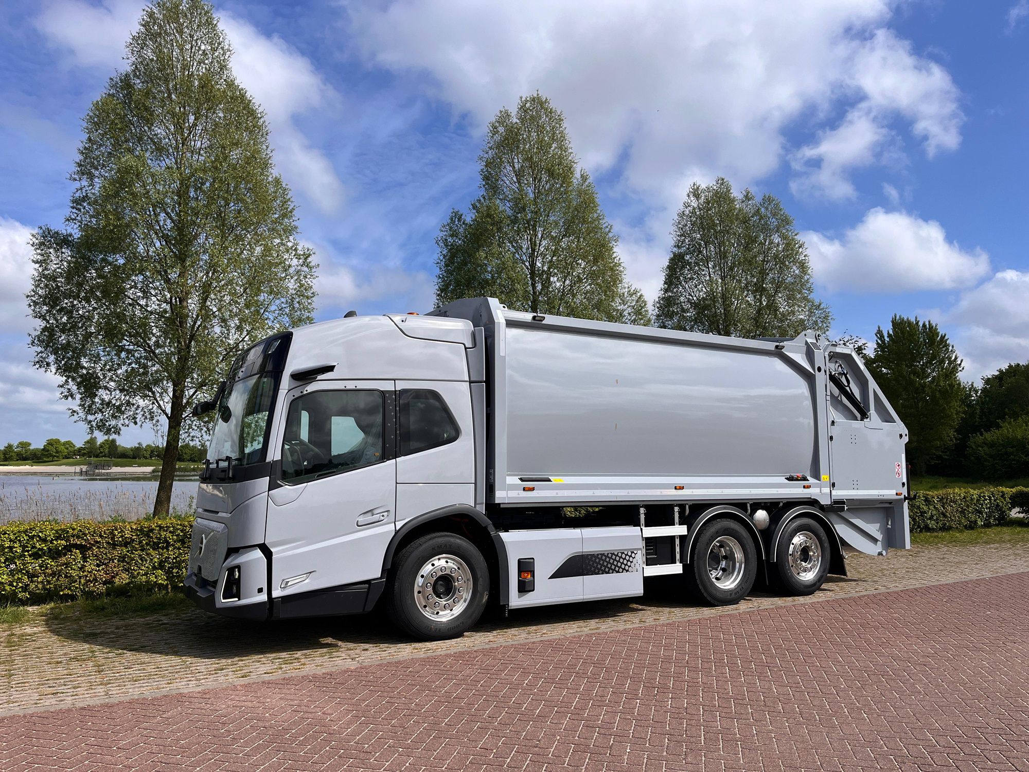 Afval- en energiebedrijf HVC zamelt grofvuil in met eerste Volvo FM Low Entry-trucks van Nederland