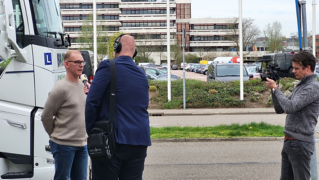Wouter Bremmer van Bremmer Transportcollege wordt geïnterviewd over het geven van rijlessen in een elektrische vrachtwagen