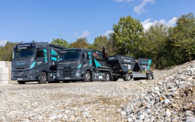 Über einen Zeitraum von drei Tagen hatten Journalisten die Möglichkeit, einen Volvo FH Aero Electric mit Abrollkipper und einen Volvo FM Electric mit Absetzkipper zu testen. 