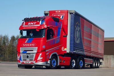 This Volvo FH Aero 460 Globetrotter XL 6x2 tractor unit is the first of four new FH Aeros to join Stuart Nicol Transport’s fleet.