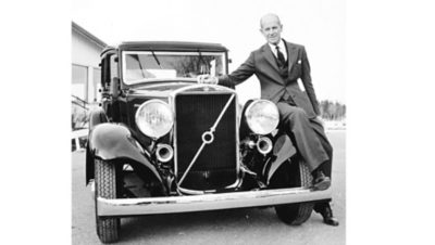 S-O Persson står lutad mot en Volvo av 1932 års modell