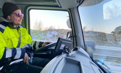Storemen Oy:n kuljettaja Jani Rajala Volvo FL Electric -sähkökuorma-autolla