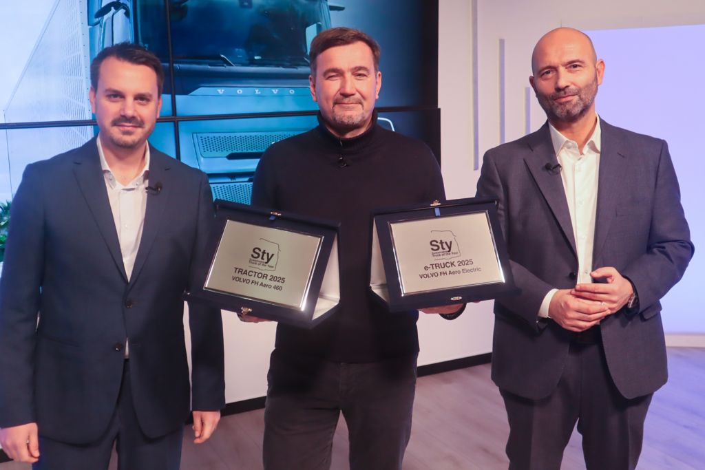 Giovanni Dattoli, Amministratore Delegato di Volvo Trucks Italia, ritira i premi del SYT 2025