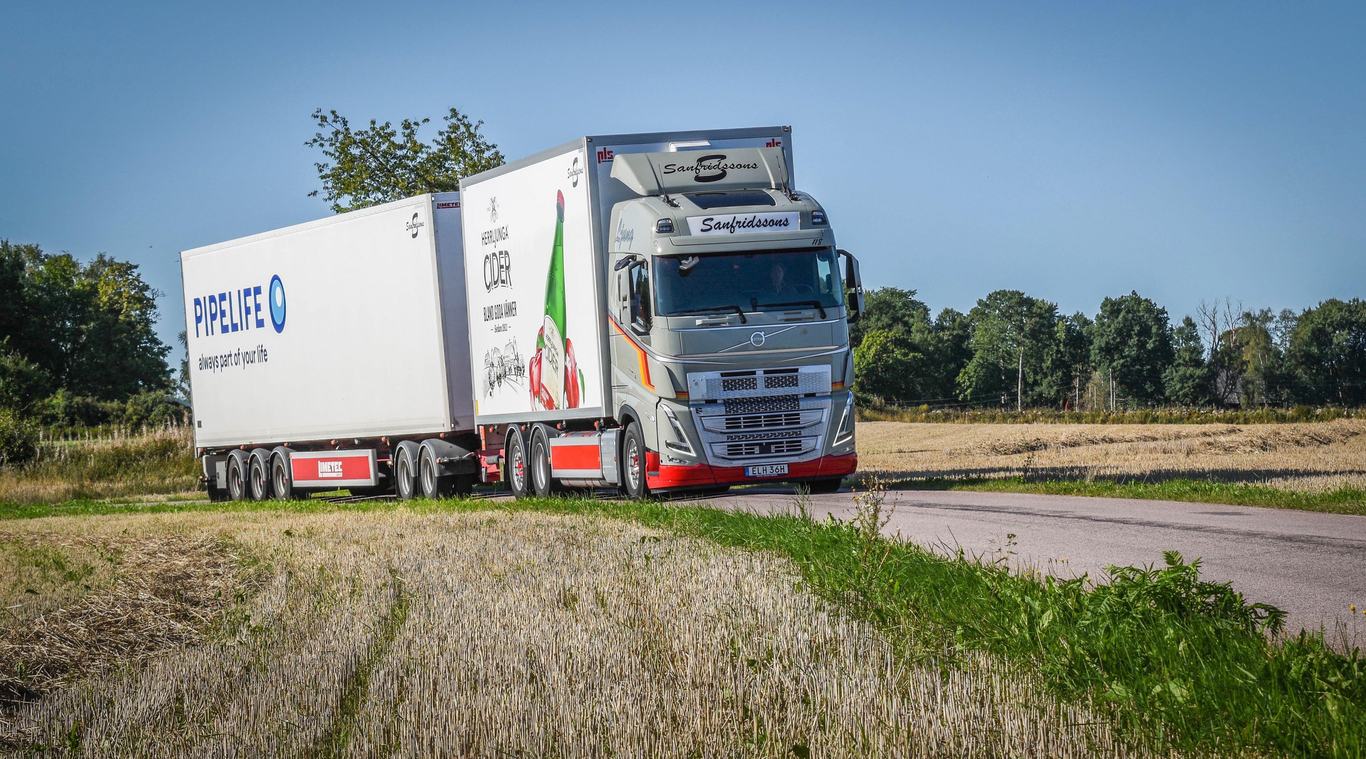 Volvo först i världen att leverera elektriska lastbilar med