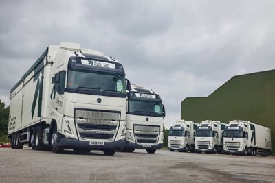 Seras has taken delivery of 14 new Volvo FH with I-Save 6x2 tractor units, equipped with Globetrotter XL cabs.