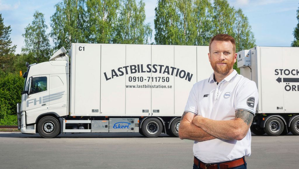 Mathias Stenlund, lastbilssäljare på Wist, framför ett av Skellefteå Lastbilsstations ekipage.