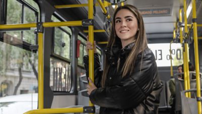 Un pasajero descansando a bordo del Volvo 7900 Eléctrico