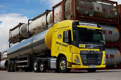 South Coast Logistics has taken delivery of five new Volvo FM 460 6x2 tractor units.