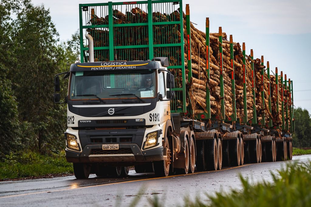Suzano investe em mais hexatrens Volvo para transporte de madeira