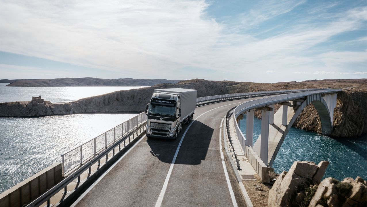 Najchętniej kupowana ciężarówka Volvo świętuje 30 lat innowacji