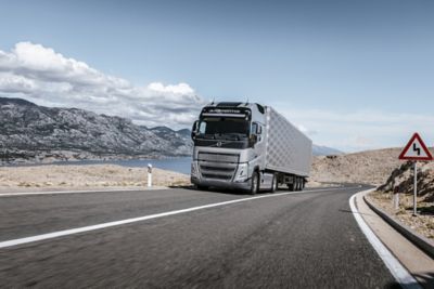 Результати незалежних випробувань, а також досвід клієнтів підтверджують, що Volvo FH із технологією I-Save може значно зменшити витрати на пальне порівняно з вантажівкою без I-Save, оснащеною звичайним 13-літровим двигуном Volvo.
