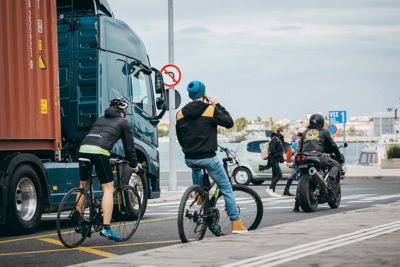 Cyclistes, piétons et motocyclistes ne sont que quelques-uns des usagers de la route auxquels les conducteurs de camion doivent être attentifs lorsqu’ils conduisent en ville..