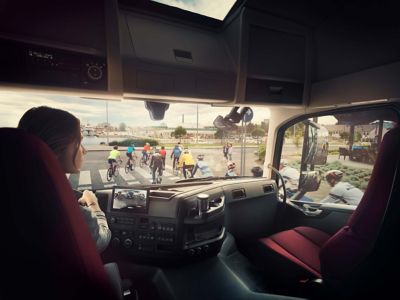 Cyclists and pedestrians on the passenger side of a truck can be hard to see, but the Volvo FM’s passenger corner camera makes it easier.