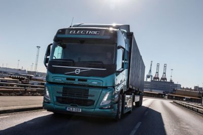 Volvo Trucks hat eine Absichtserklärung über den Verkauf von bis zu 1.000 Elektro-Lkw bis 2030 an Holcim unterzeichnet, einen der weltweit größten Baustoffproduzenten.