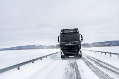 A Kaunis Iron 74 tonnás szerelvényössztömegű elektromos Volvo tehergépjárművekkel teszteli a fosszilis üzemanyagoktól mentes ércszállítást. 