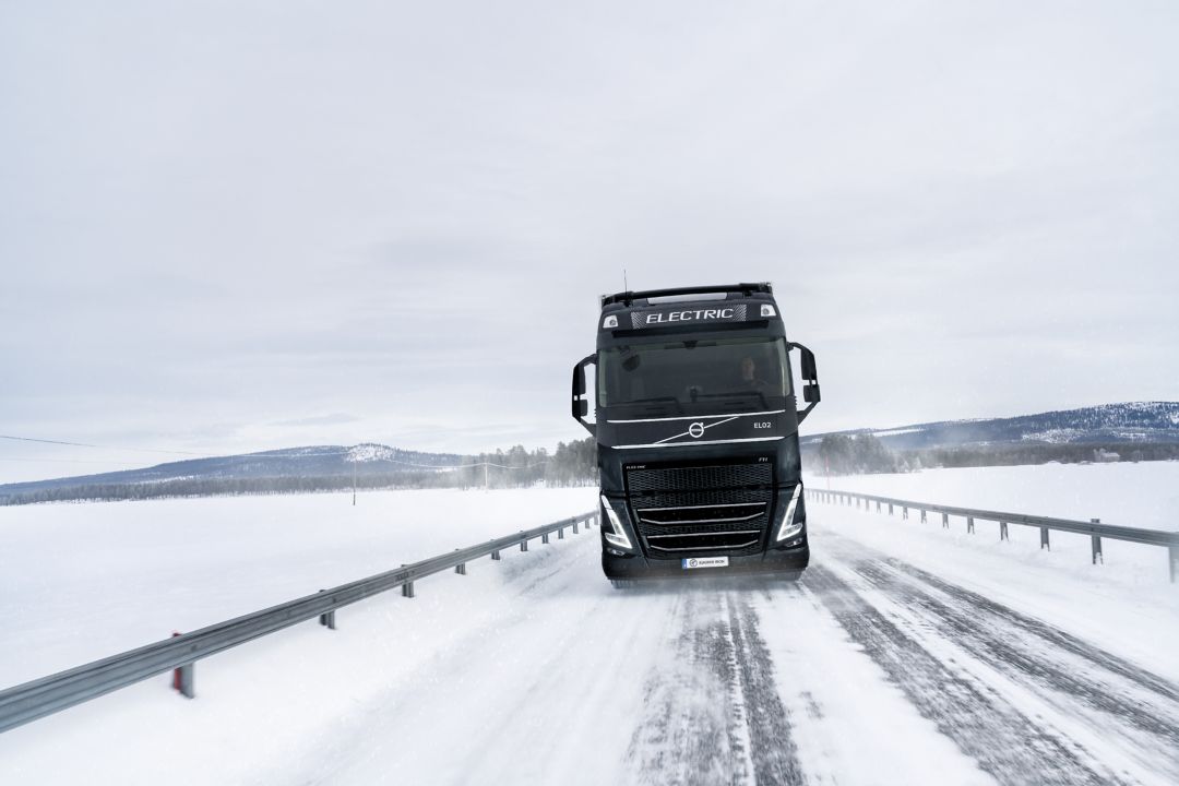 Rūdai gabenti „Kaunis Iron” bando 74 tonų elektrinius „Volvo“ sunkvežimius