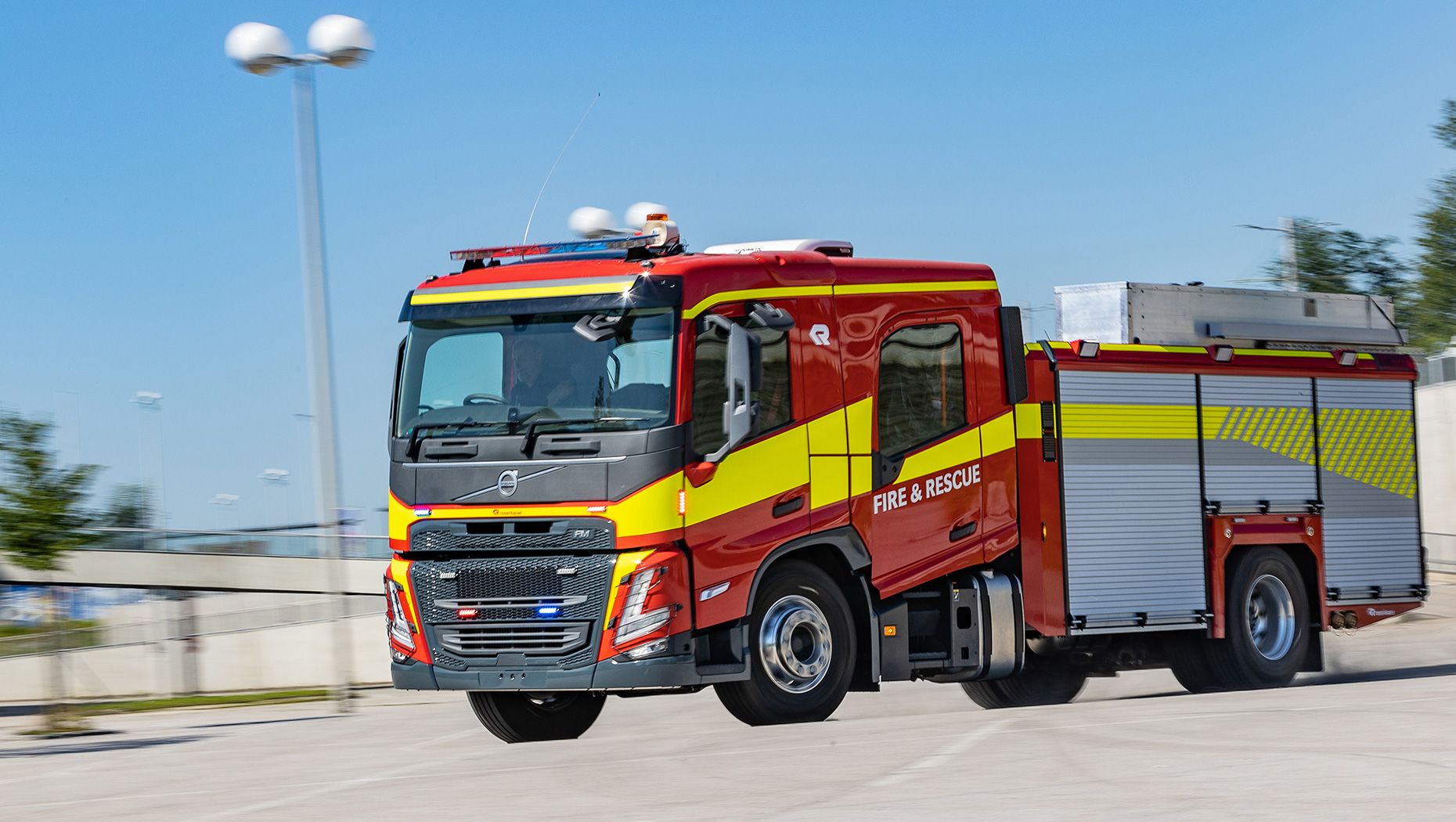 Volvo Trucksin uusi ohjaamo on suunniteltu yhteistyössä sellaisten yritysten kanssa kuin Rosenbauer, joka on yksi maailman johtavista  pelastusajoneuvojen päällirakentajista. Tämä on prototyyppi Volvo FM:stä Rosenbauerin ET-rungolla Australian palokunnalle.