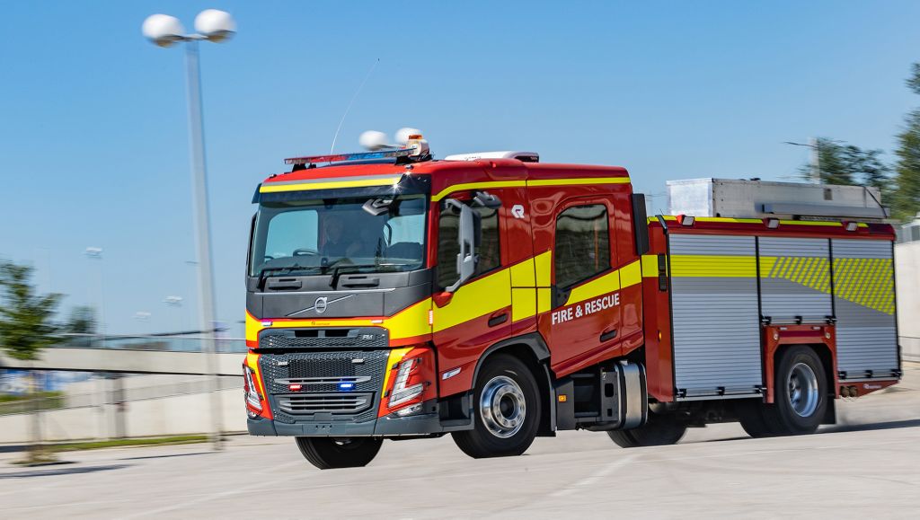 De nieuwe dubbele cabine van Volvo Trucks is ontworpen voor de wereldmarkt in samenwerking met bedrijven zoals Rosenbauer, een van 's werelds toonaangevende carrosseriebouwers voor hulpverleningsvoertuigen. Dit is een prototype van de Volvo FM met Rosenbauer's ET-carrosserie voor de Australische brandweer.