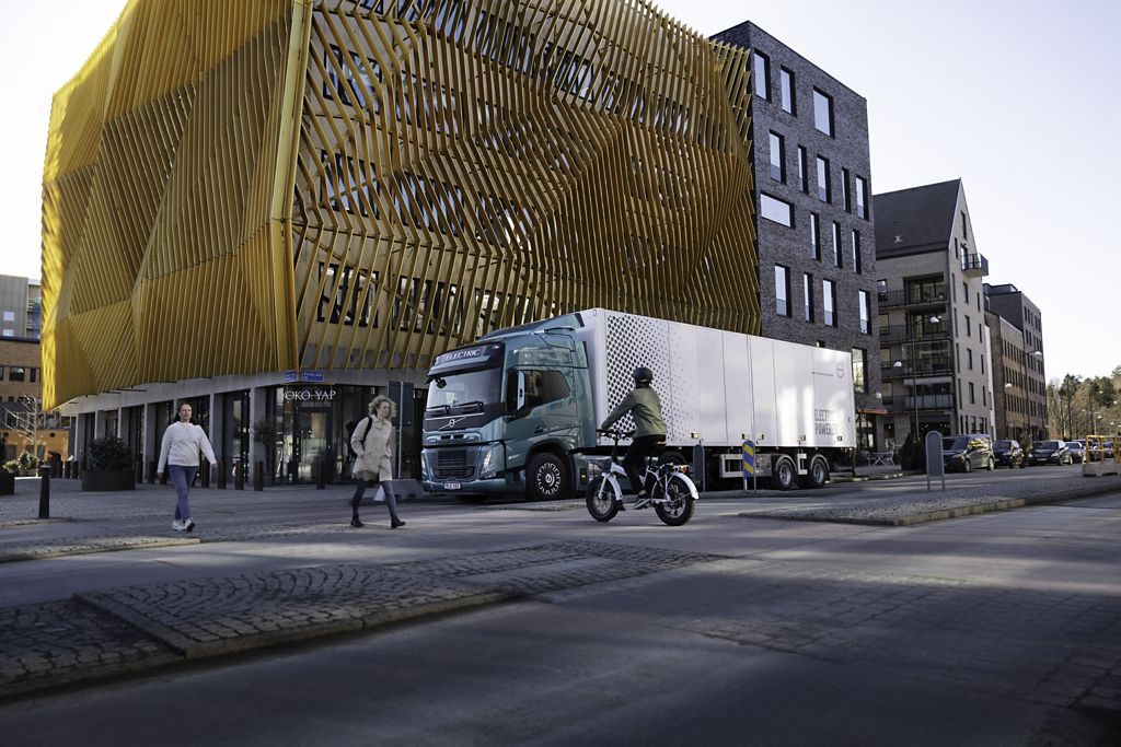 Volvo Trucks predstavuje prvú bezpečnostnú aplikáciu pre elektrické nákladné vozidlá s technológiou AR určenú záchranným zložkám