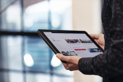 iPad in der Hand 